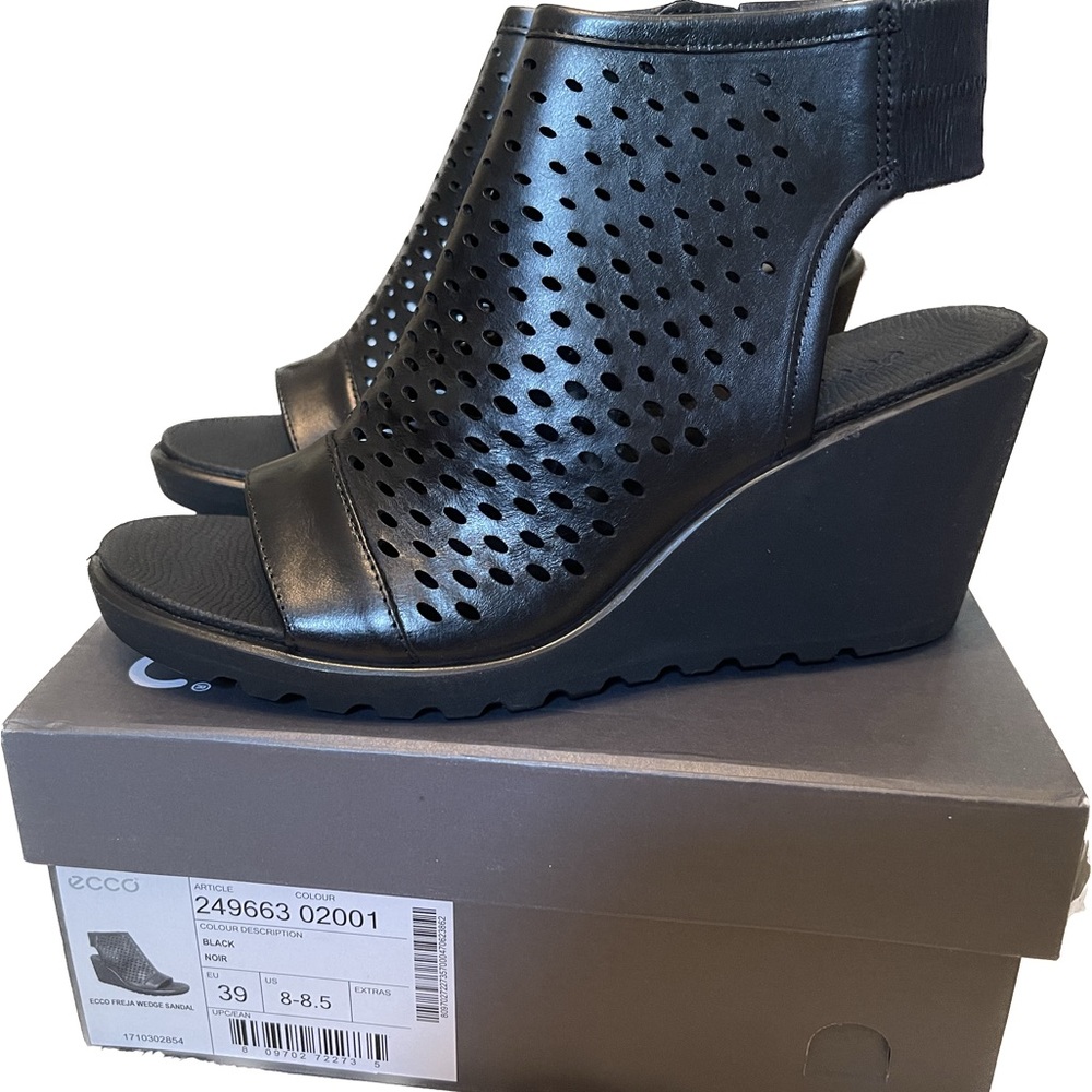ECCO Freja Wedge Sandal in a size 8-8.5 NIB